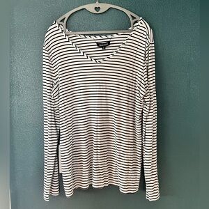 Women’s Ellen Tracy Black and White long sleeved shirt.